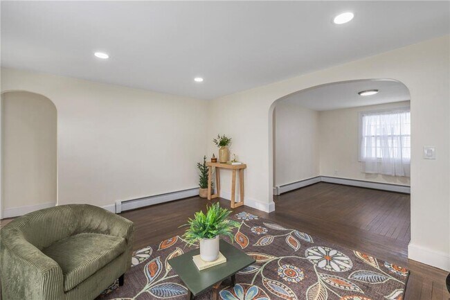 Building Photo - 33 Moorland Ave