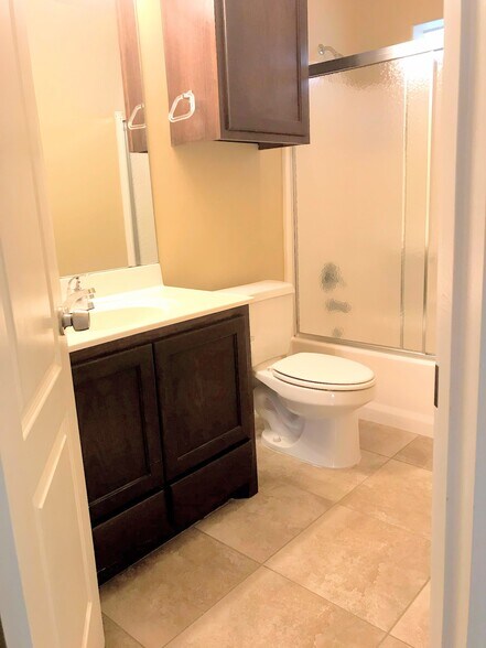 Roomy baths - 3607 Sheraton Ave