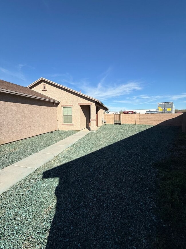 Building Photo - 3 Bed | 2 Bath | 1,456 Sq Ft | 2-Car Garage