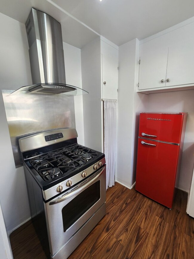 Building Photo - Retro Style Beach Apartment- Water Included!