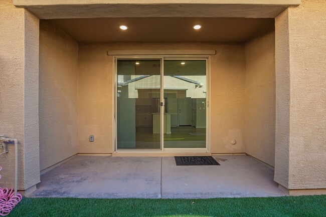 Building Photo - Modern and Spacious Townhome in the Mosaic...