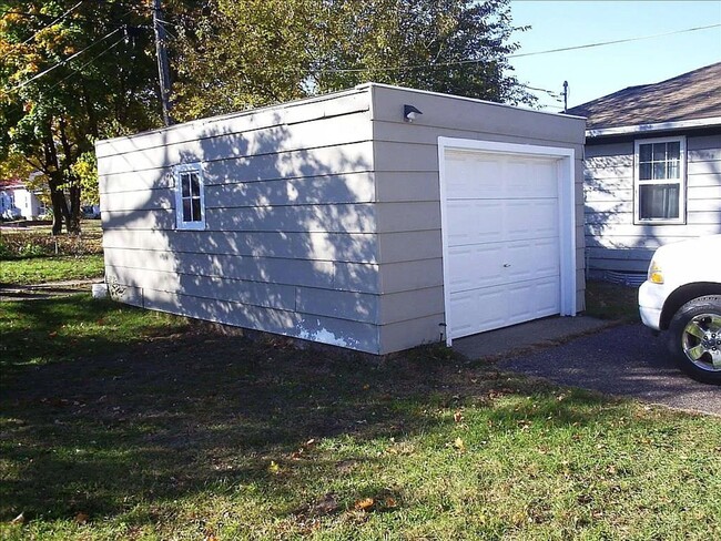 Building Photo - Charming 2-Bedroom Home with Detached Garage!