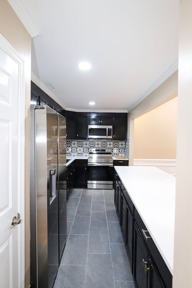 Building Photo - EXECUTIVE LUXURIOUS TOWNHOME