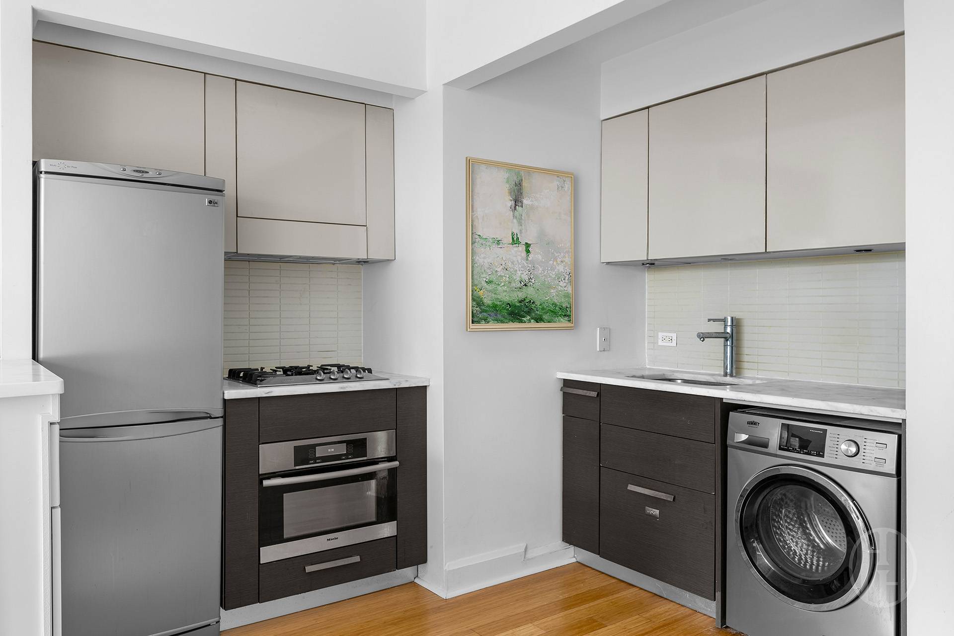 Building Photo - 505 W 47th St