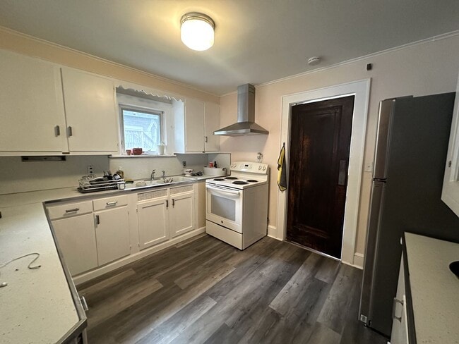 Building Photo - 5 bedrooms, 2.5 bathrooms
