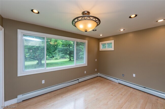 Building Photo - 9423 Highland Dr