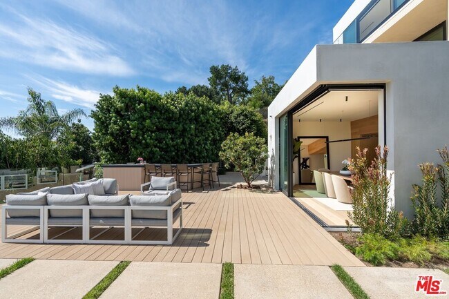 Building Photo - 2501 Banyan Dr