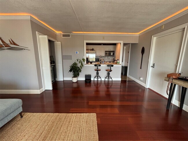 Building Photo - 900 River Reach Dr