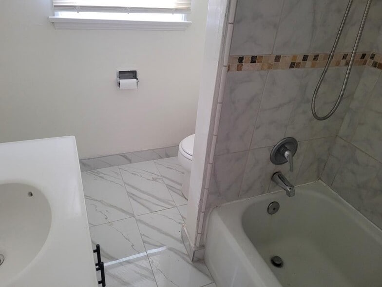 Building Photo - 966 Holly St