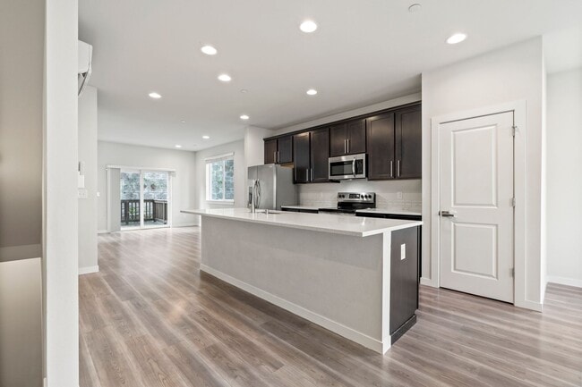 Building Photo - Newer 4 bed, 3.5 bath Townhome In Lynnwood...