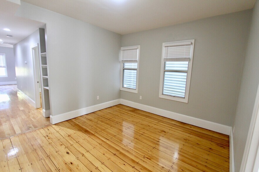 Building Photo - 460 Saratoga St