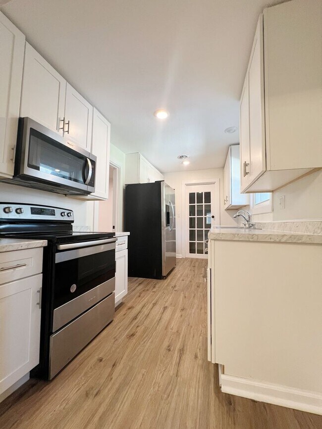Building Photo - SEE IT NOW: Charming Renovated Bungalow in...