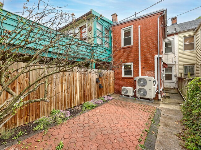 Building Photo - Charming 3 Bedroom House in Midtown