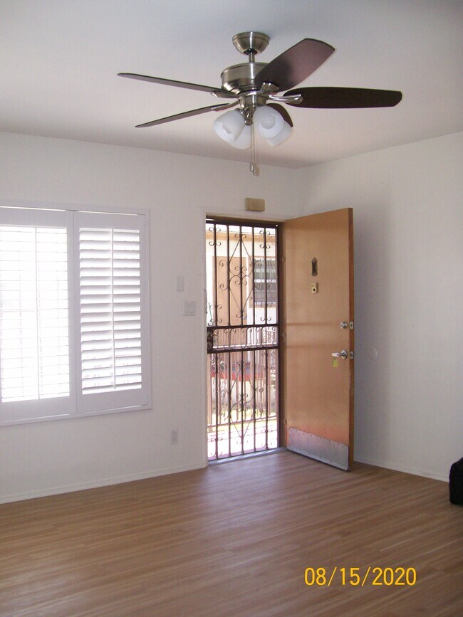 Living Room - 6013 Menlo Ave