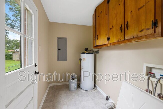 Building Photo - 1413 Robindale Rd