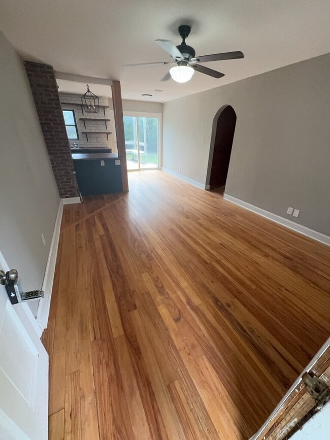 Building Photo - 608 N Parkwood Ln