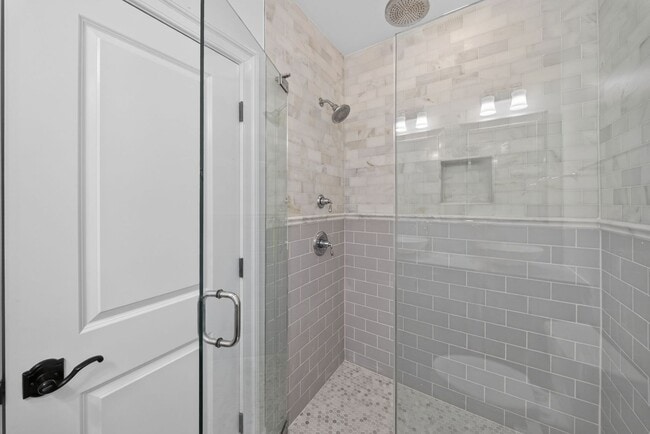 Building Photo - Bright Adams Morgan Condo with Den, Two Full Baths & In-Unit Laundry