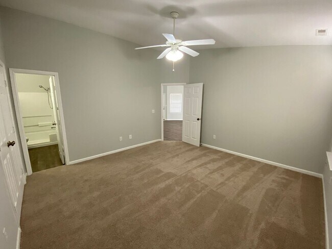 Building Photo - Great Location! 2 Bed 2 Bath 2 car garage.