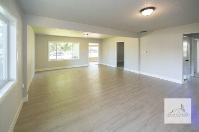 Building Photo - 1136 E Griffith Way