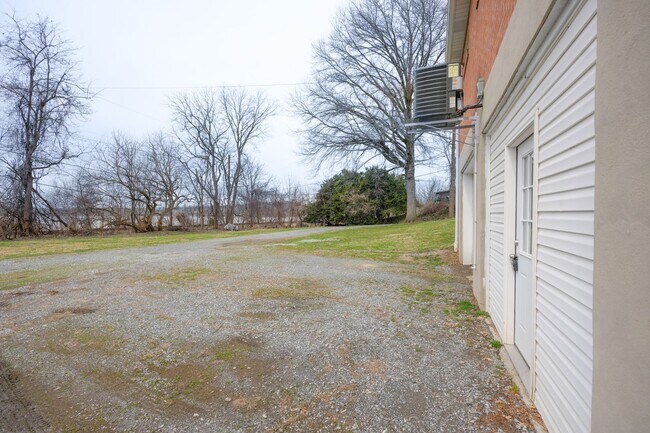 Building Photo - 2305 River Rd