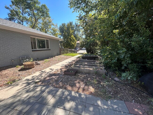 Building Photo - $0 DEPOSIT OPTION. CHARMING 2BED/1BATH DUPLEX NEAR SLOAN LAKE!!