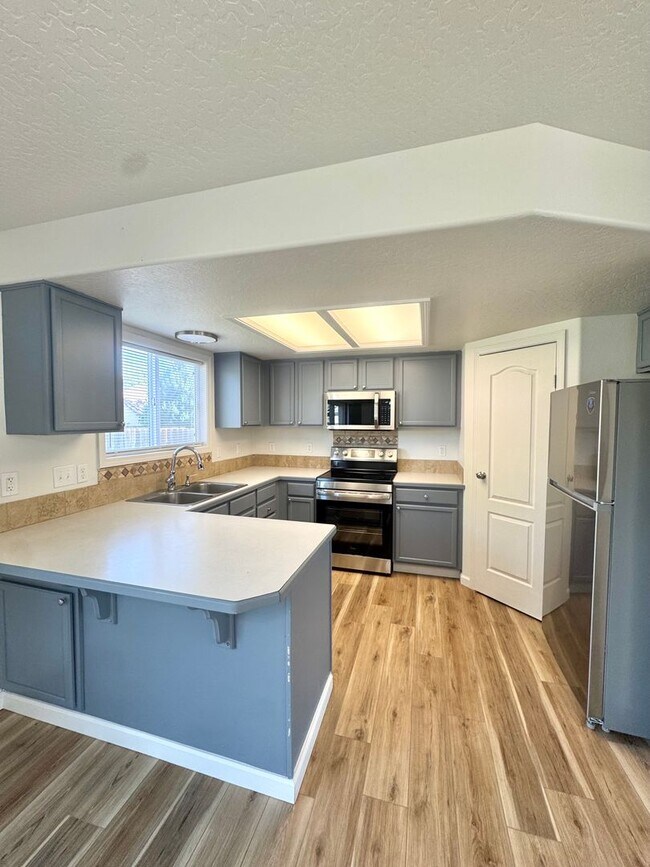 Building Photo - Spacious 5-Bedroom Home in Prime Nampa Location