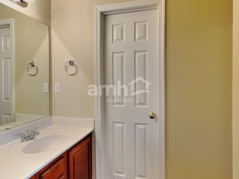 Building Photo - 1710 Springfield Village Ct