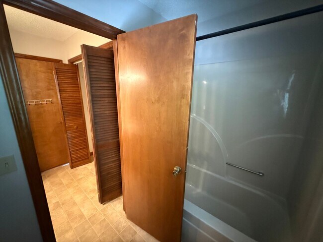 Building Photo - Big on Space. Big on Convenience. Big on Comfort.