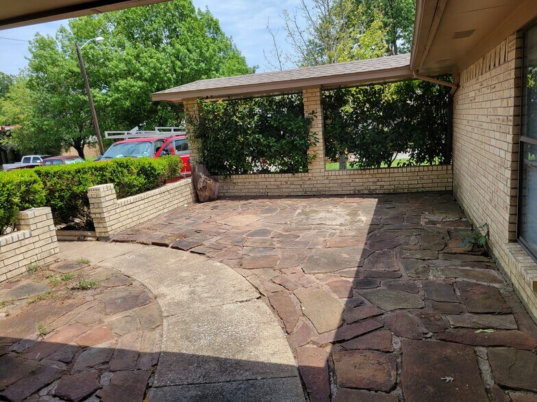 Front patio with privacy hedge - 1546 Timbercreek Dr