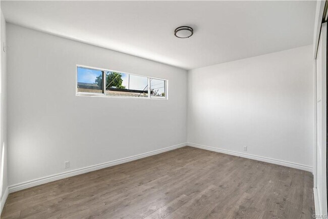 Building Photo - Welcome to this freshly RENOVATED three-bed, two-bath home in a calm Winnetka