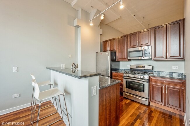 Building Photo - 1224 W Van Buren St