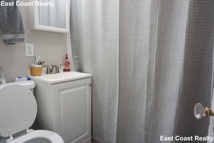 Building Photo - 56 Gardner St