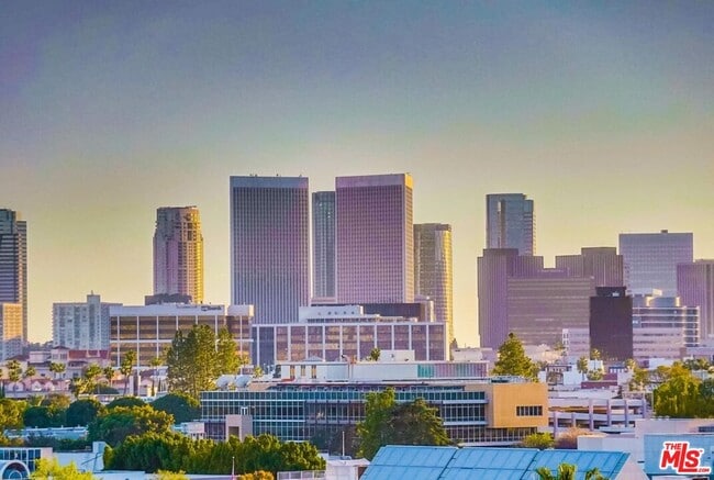 Building Photo - 435 N Oakhurst Dr