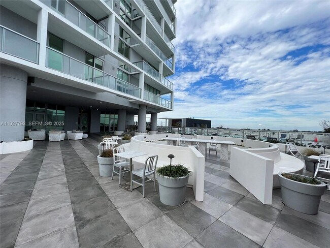 Building Photo - 2000 Metropica Wy