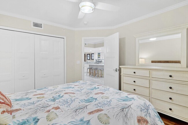 Building Photo - 33 Comares Ave