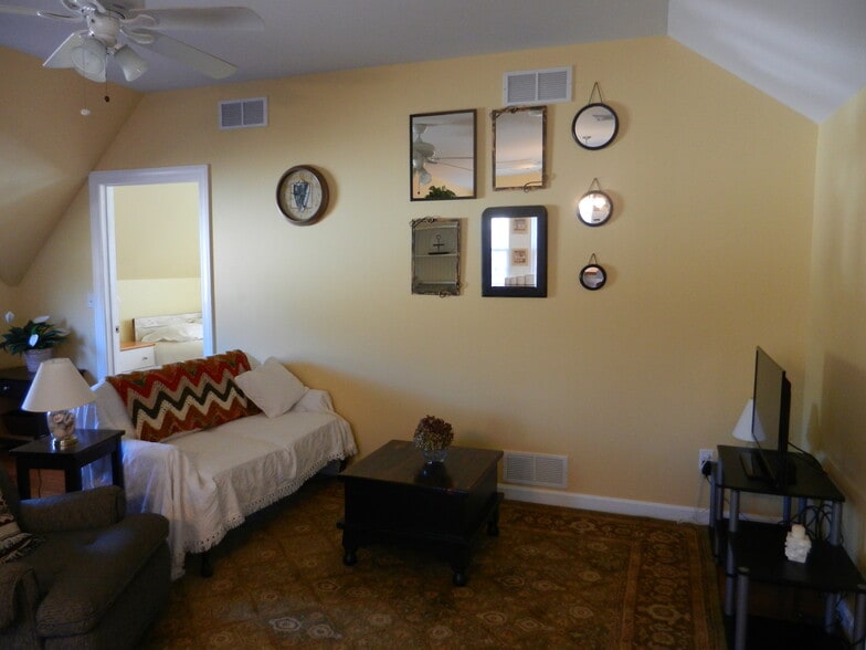 Living room - 301 W Yarmouth Rd