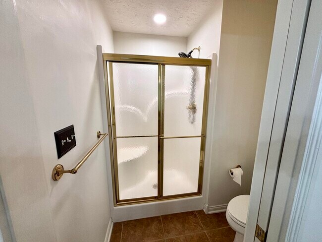 Building Photo - 433 Deer Lake Pl