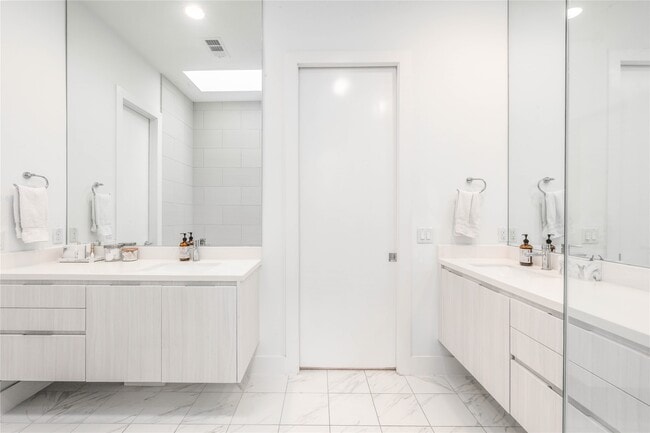 Building Photo - 1141 W 18th St