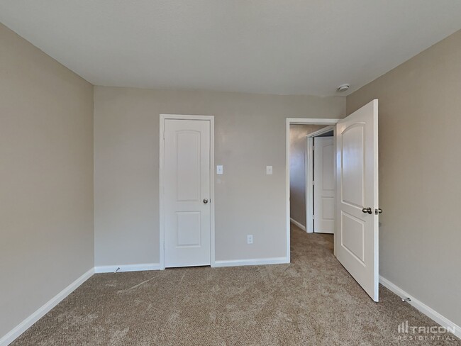 Building Photo - 1327 Tamarack Dr