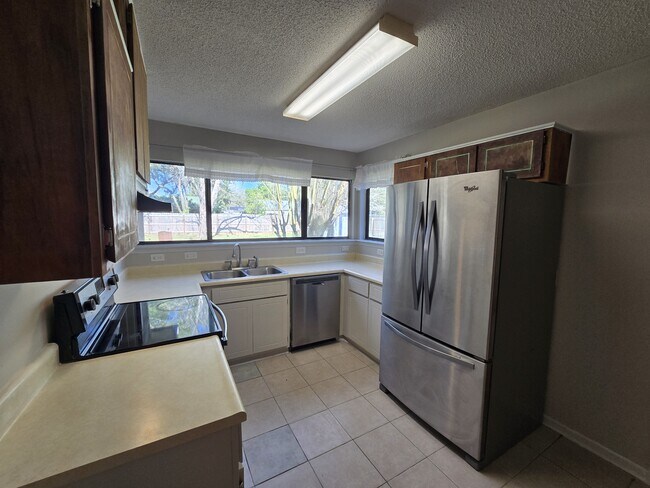 Building Photo - 425 Sunnyside Dr