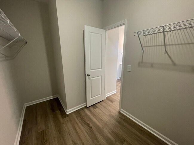 Building Photo - 3 BR Home in River Oaks!