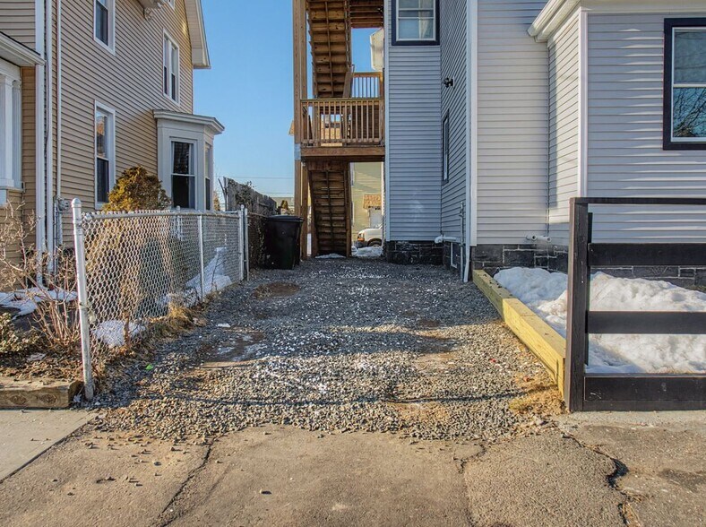 Building Photo - 144 Cottage St