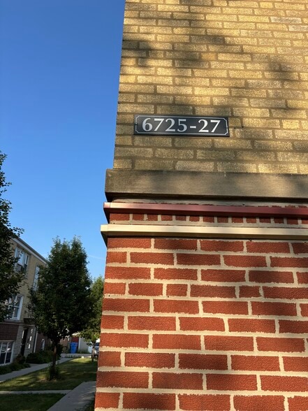 Building Photo - 6710 N Fairfield Ave