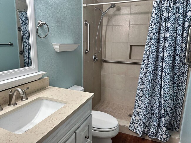 Building Photo - Beautiful 2-bedroom, 2-bathroom condo alon...