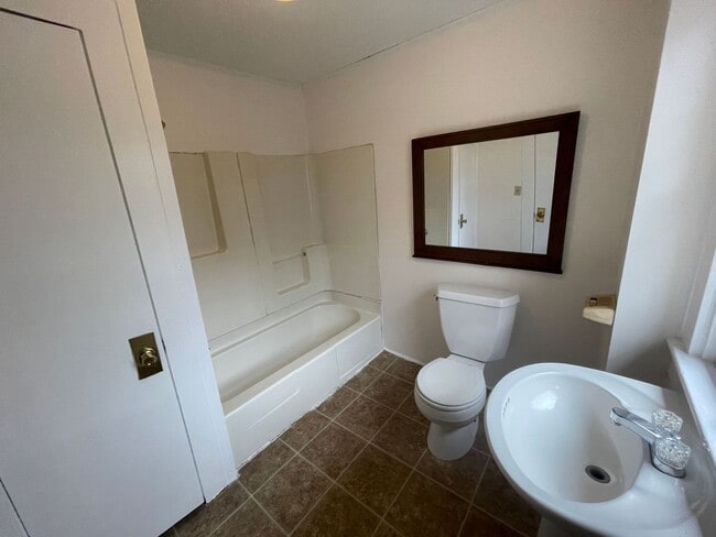 Building Photo - 4 bedroom 2 bathroom house available!   Freshly Painted-New Flooring