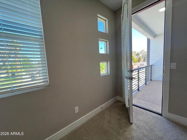 Building Photo - 1017 E Pasadena Ave