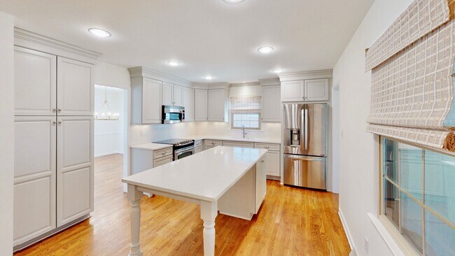 Building Photo - 6810 Rosemary Ln