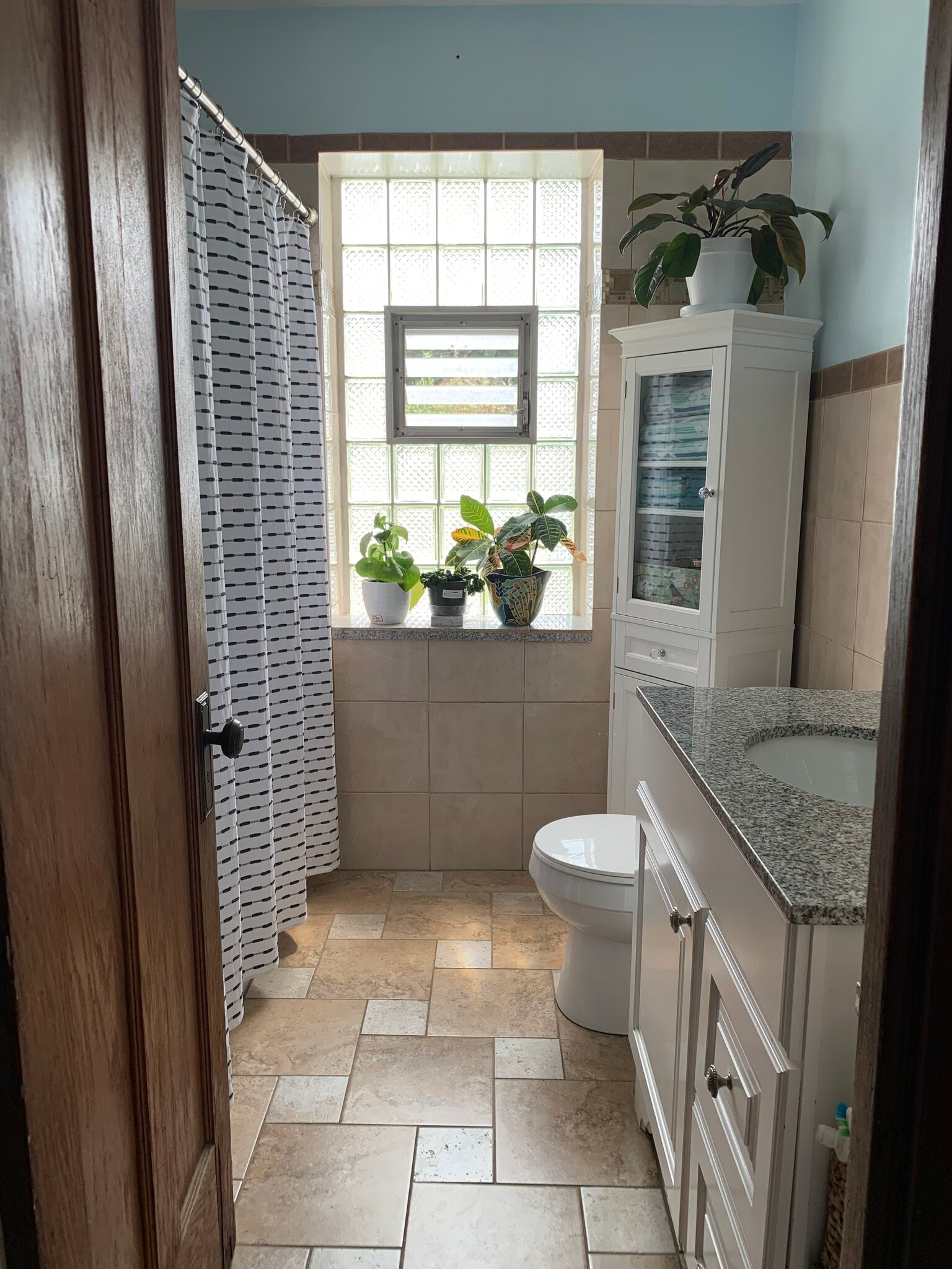 full bathroom - 5351 W Berteau Ave