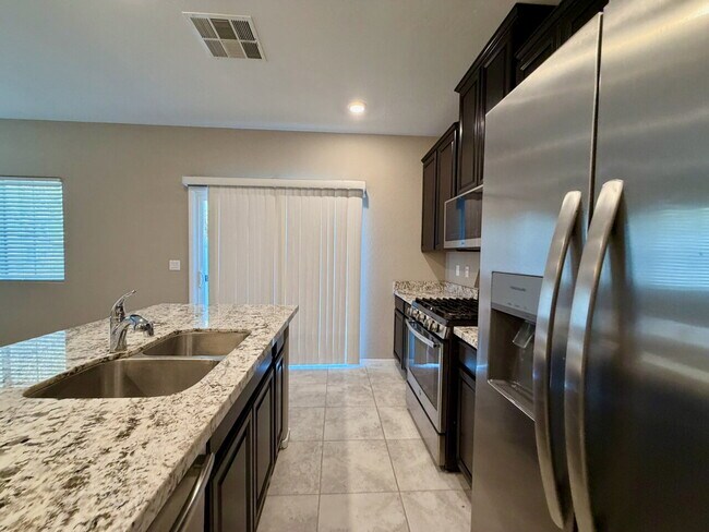 Building Photo - 3 BED 3 BATH 2 CAR GARAGE TOWNHOUSE W/ PRIVATE YARD, LOFT & BEDROOM DOWNSTAIRS IN GATED COMMUNITY...