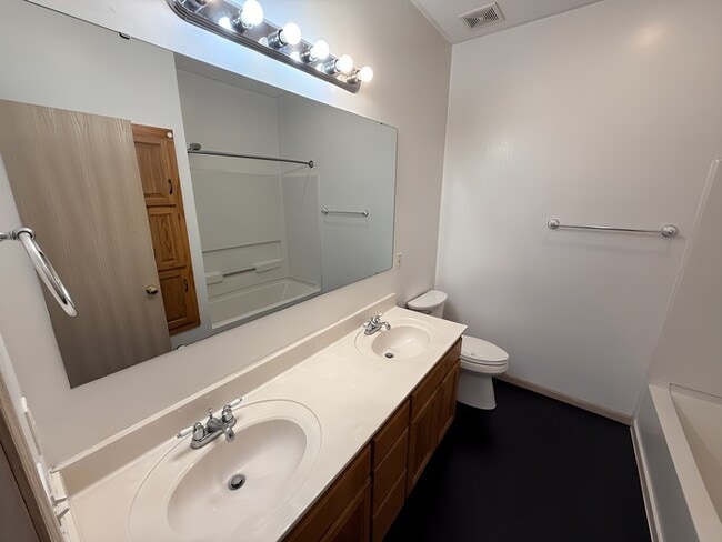 Building Photo - 3 Bed, 2 Bath Townhome Available Now!